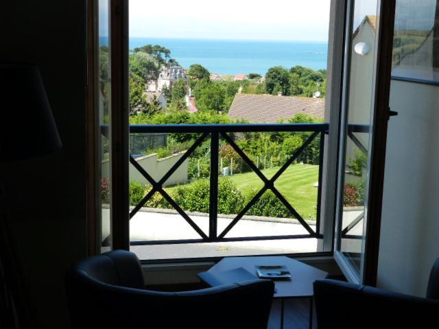 Le Ruban Bleu Face A La Mer Arromanches-les-Bains Eksteriør billede