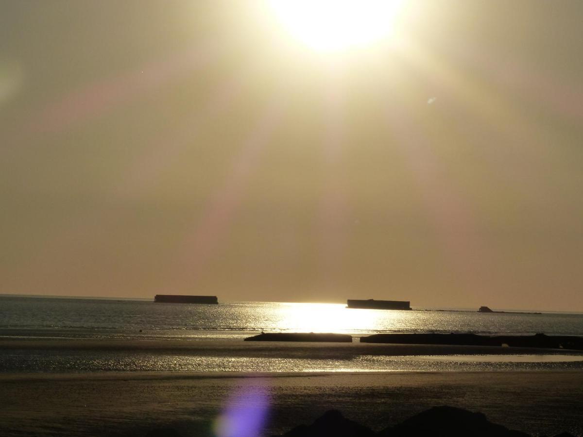 Le Ruban Bleu Face A La Mer Arromanches-les-Bains Eksteriør billede